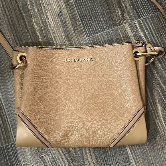 NWT Michael Kors Nicole Triple Compartment
Crossbody Bag, Beige Leather - Picture 15 of 16